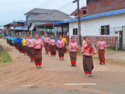 ต้อนรับคณะศึกษาดูงานจากกรมหม่อนไหม ณ กลุ่ม Tonmon silk บ้านหัวสะพาน