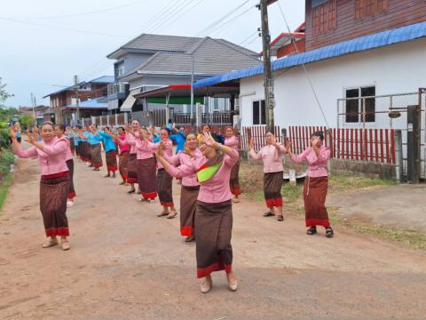 ต้อนรับคณะศึกษาดูงานจากกรมหม่อนไหม ณ กลุ่ม Tonmon silk บ้านหัวสะพาน