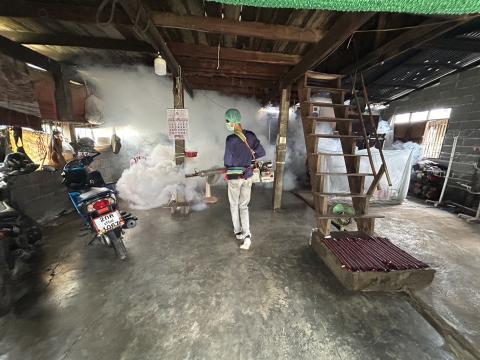 อบต.บ้านยาง ดำเนินโครงการรณรงค์ป้องกันไข้เลือดออกและออกพ่นหมอกควันและหยอดทรายอะเบททั้ง 18 หมู่บ้าน