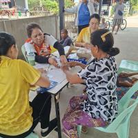 เจ้าหน้าที่กองสาธารสุขออกปฏิบัติหน้าที่ฉีดวัคซีนป้องกันโรคพิษสุนัขบ้า ในพื้นที่ตำบลบ้านยาง