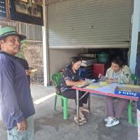 เจ้าหน้าที่กองสาธารสุขออกปฏิบัติหน้าที่ฉีดวัคซีนป้องกันโรคพิษสุนัขบ้า ในพื้นที่ตำบลบ้านยาง