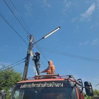 นายช่างไฟฟ้าออกซ่อมแซมไฟฟ้าส่องสว่างสาธารณะ