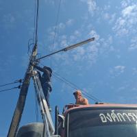 นายช่างไฟฟ้าออกซ่อมแซมไฟฟ้าส่องสว่างสาธารณะ