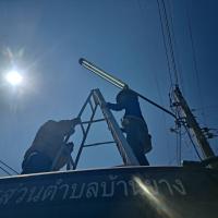 นายช่างไฟฟ้าออกซ่อมแซมไฟฟ้าส่องสว่างสาธารณะ