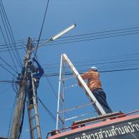 นายช่างไฟฟ้าออกซ่อมแซมไฟฟ้าส่องสว่างสาธารณะ