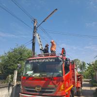 นายช่างไฟฟ้าออกซ่อมแซมไฟฟ้าส่องสว่างสาธารณะ