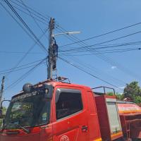 นายช่างไฟฟ้าออกซ่อมแซมไฟฟ้าส่องสว่างสาธารณะ