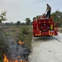 งานป้องกันและบรรเทาสาธารณภัยออกปฏิบัติหน้าที่ดับไฟลามทุ่งช่วยชาวบ้านในพื้นที่ตำบลบ้านยาง