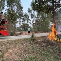 งานป้องกันและบรรเทาสาธารณภัยออกปฏิบัติหน้าที่ดับไฟลามทุ่งช่วยชาวบ้านในพื้นที่ตำบลบ้านยาง