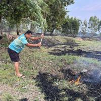 งานป้องกันและบรรเทาสาธารณภัยออกปฏิบัติหน้าที่ดับไฟลามทุ่งช่วยชาวบ้านในพื้นที่ตำบลบ้านยาง