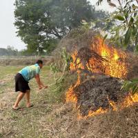 งานป้องกันและบรรเทาสาธารณภัยออกปฏิบัติหน้าที่ดับไฟลามทุ่งช่วยชาวบ้านในพื้นที่ตำบลบ้านยาง