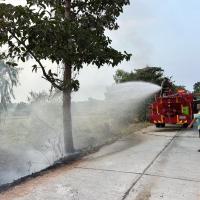 งานป้องกันและบรรเทาสาธารณภัยออกปฏิบัติหน้าที่ดับไฟลามทุ่งช่วยชาวบ้านในพื้นที่ตำบลบ้านยาง