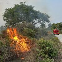 งานป้องกันและบรรเทาสาธารณภัยออกปฏิบัติหน้าที่ดับไฟลามทุ่งช่วยชาวบ้านในพื้นที่ตำบลบ้านยาง