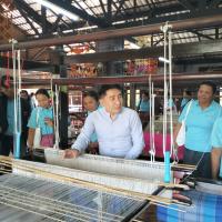 ศึกษาดูงานสืบสานงานศิลป์ ผ้าพื้นถิ่นย้อมดอกบัวแดง หมู่บ้านโนนกอก จังหวัดอุดรธานี