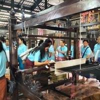 ศึกษาดูงานสืบสานงานศิลป์ ผ้าพื้นถิ่นย้อมดอกบัวแดง หมู่บ้านโนนกอก จังหวัดอุดรธานี