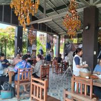 ศึกษาดูงานสืบสานงานศิลป์ ผ้าพื้นถิ่นย้อมดอกบัวแดง หมู่บ้านโนนกอก จังหวัดอุดรธานี