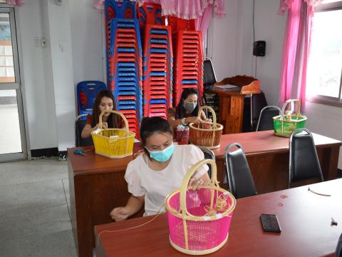 โครงการส่งเสริมสนับสนุนและพัฒนาศักยภาพกลุ่มอาชีพต่างๆ ภายในตำบลบ้านยาง หลักสูตร การสานตะกร้าหวายเทียม