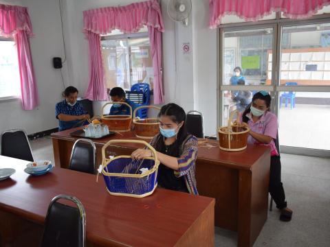 โครงการส่งเสริมสนับสนุนและพัฒนาศักยภาพกลุ่มอาชีพต่างๆ ภายในตำบลบ้านยาง หลักสูตร การสานตะกร้าหวายเทียม