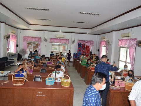 โครงการส่งเสริมสนับสนุนและพัฒนาศักยภาพกลุ่มอาชีพต่างๆ ภายในตำบลบ้านยาง หลักสูตร การสานตะกร้าหวายเทียม