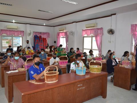 โครงการส่งเสริมสนับสนุนและพัฒนาศักยภาพกลุ่มอาชีพต่างๆ ภายในตำบลบ้านยาง หลักสูตร การสานตะกร้าหวายเทียม