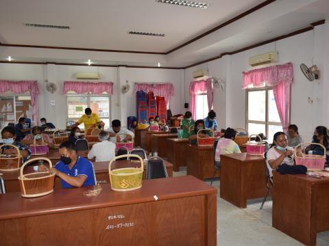 โครงการส่งเสริมสนับสนุนและพัฒนาศักยภาพกลุ่มอาชีพต่างๆ ภายในตำบลบ้านยาง หลักสูตร การสานตะกร้าหวายเทียม