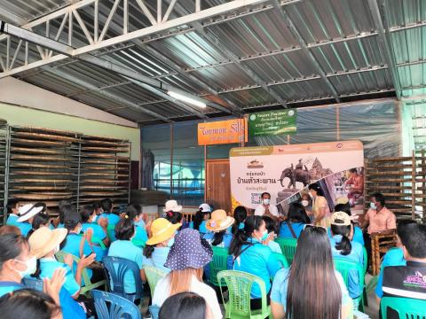 ต้อนรับคณะศึกษาดูงานการปลูกหม่อนเลี้ยงไหมตำบลบ้านยาง จาก องค์การบริหารส่วนตำบลตาเบา อำเภอปราสาท จังหวัดสุรินทร์